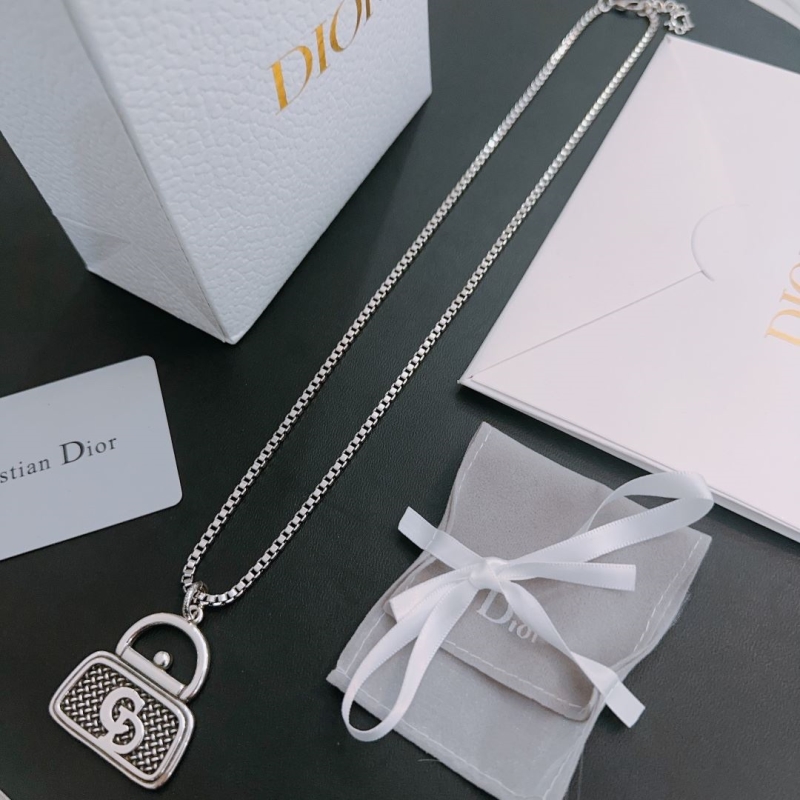 chr1st1an D10r necklaces